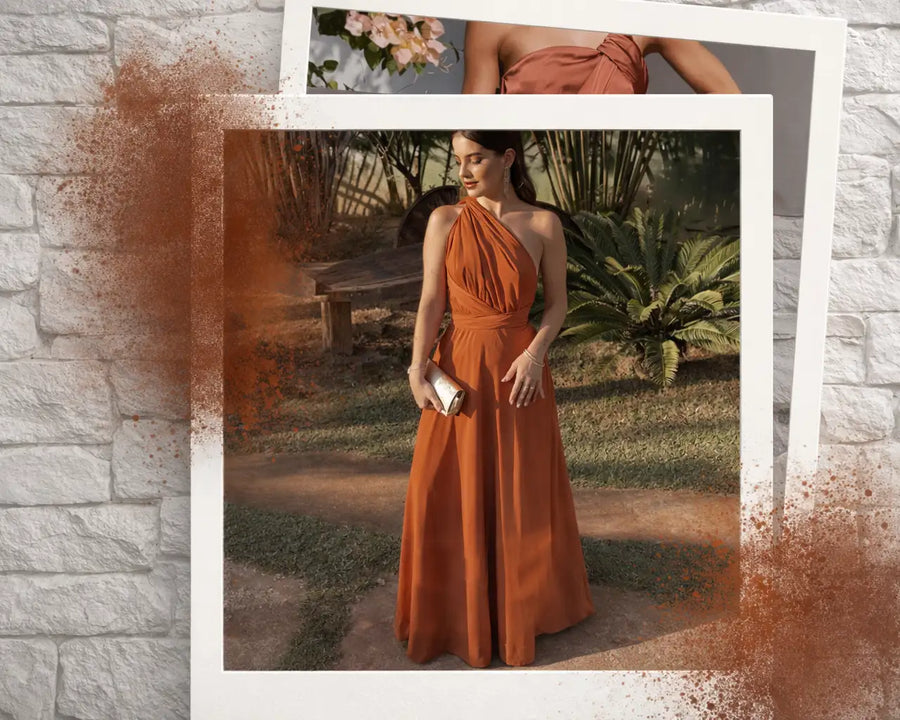 Une femme porte une robe fluide orange rouille à une épaule avec un tissu drapé et une taille ajustée.