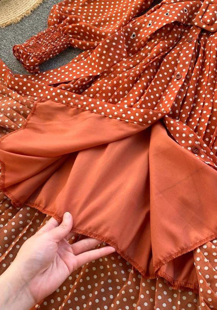 Robe rétro terracotta à pois détails