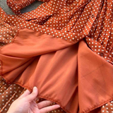 Robe rétro terracotta à pois détails